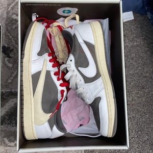 Jordan 1 low reverse mocha sz 9 1/2 slightly worn!!!